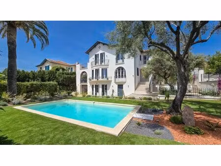 "villa belle époque rénovée à pied de la mer et du centre ville de santa lucia"