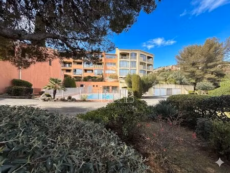 exclusivite a vendre 2 pièces en rez-de-jardin résidence avec piscine le dramont