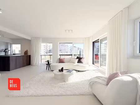 topaanbod! gerenoveerd hoekappartement met terras , 3 slaapkamers, vlakbij zee