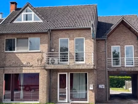 gelijkvloers handelspand met parkings