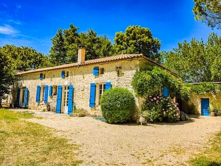 moulin à eau historique du xvie siècle sur la rivière avec piscine — domaine de campagne..