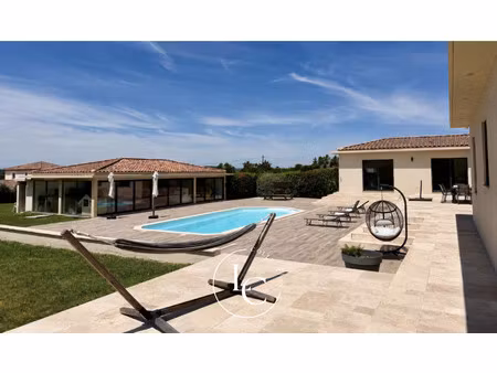 villa de luxe à vendre dans le quartier exterieurs