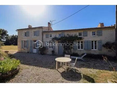 maison de 280 m² à corme-royal