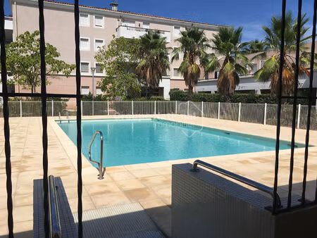 t2 de 40m² avec grand balcon et 2 places de parking privatives dans une copropriété calme 