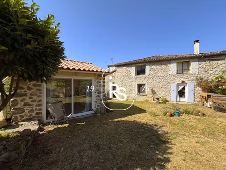 maison de hameau rénovée de 100 m2 avec un jardin fleuri de