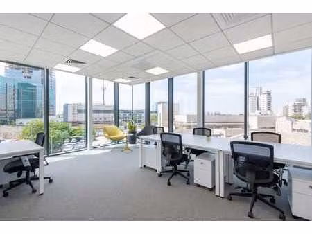 un bureau pour 50 employés à spaces court of justice