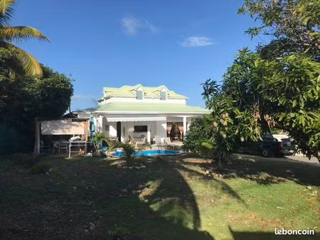 très jolie maison vue mer et piscine au gosier