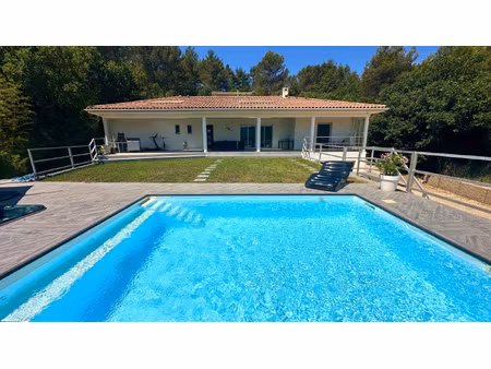 une magnifique villa contemporaine de 140 m2 sh et 371 m2 au