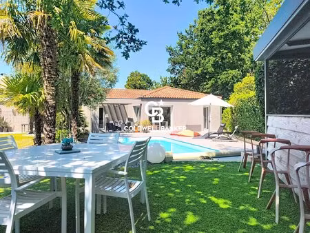 l’équilibre contemporain entre ville et littoral, maison avec parc arboré et piscine.