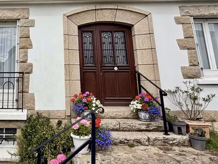 maison traditionnelle avec jardin et sous-sol complet au cœur d'auray
