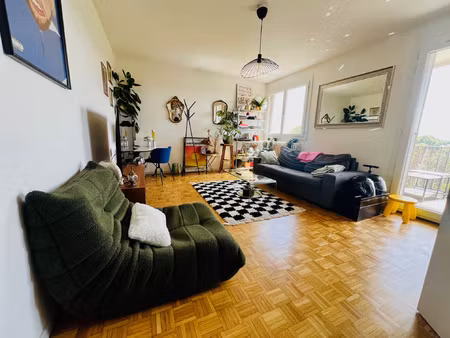 vaste t2 avec balcon et ascenseur en face des chalets
