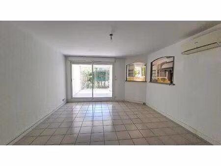à louer – appartement t3 en rez-de-jardin – les angles (résidence les pins)