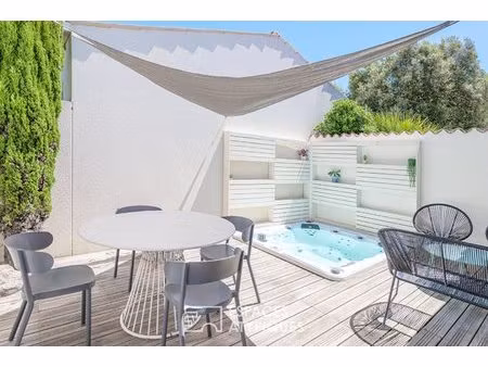 maison rénovée avec patio et spa