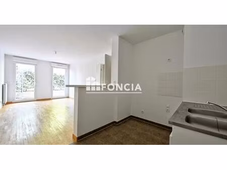 appartement de 2 pièces avec jardin, proche des commerces et des transports