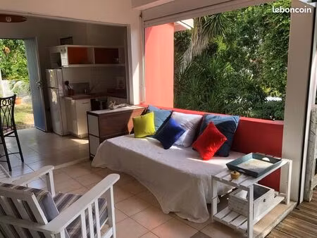petite maison type t2 meublée, nichée dans la verdure
