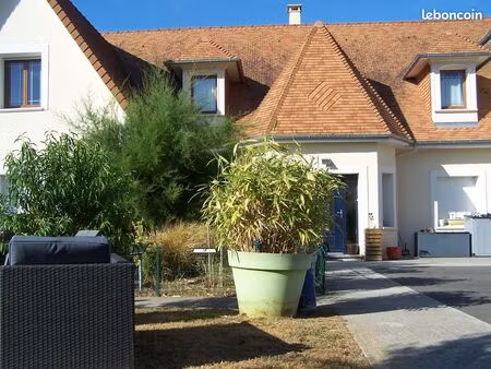 grande villa avec une tour