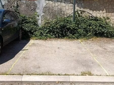 place de parking sécurisée – 12 m² – 6 min gare – portail électrique – résidence calme