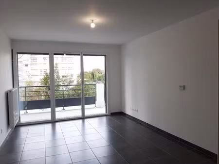 t2 avec balcon et parking à bordeaux