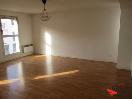 t3 65m² quartier gare saint-jean avec parking