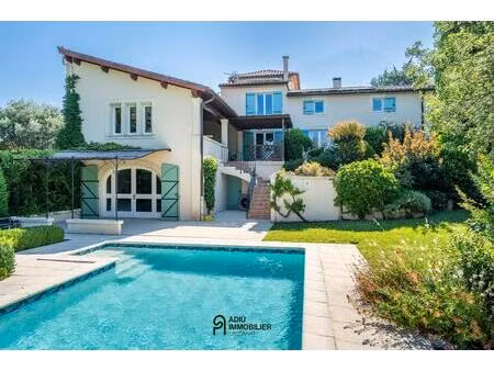 élégante propriété provençale avec piscine, gîte et vue panoramique à uzès
