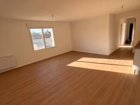 à louer – appartement t3 de 70 m² – jaunay-marigny