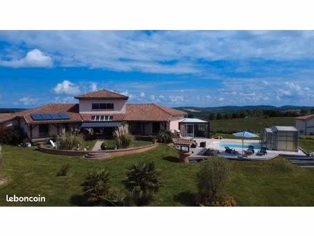 propriété d'exception avec vue panoramique, piscine et prestations haut de gamme