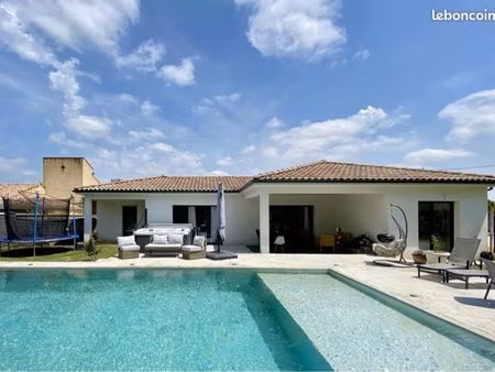 maison contemporaine avec dépendance