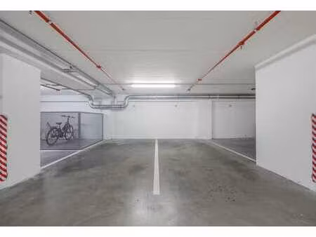louise-bailli, emplacement de parking dans immeuble sécurisé