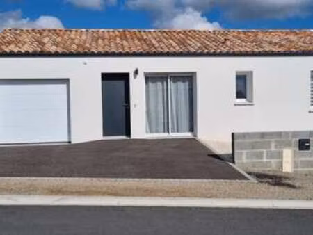 location maison meublé à saint-georges-de-pointindoux (85150) : à louer meublé / 82m² sain