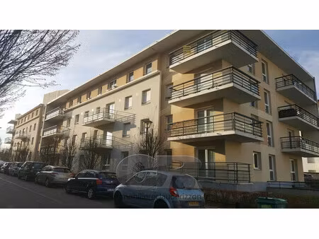 a louer f2a avec place de parking
