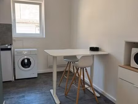 beau studio rénové et meublé