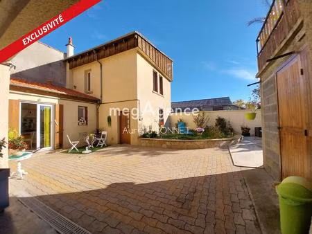 ensemble de maisons atypique avec extérieur sans vis à vis