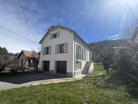 belle maison t6/7 de 112.32 m2 avec 2 garages et jardin