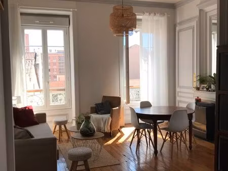 studio meublé de 44 m² (lyon 7) 850 charges non comprises