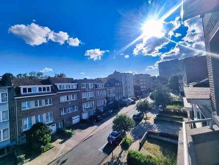lumineux appartement avec terrasse