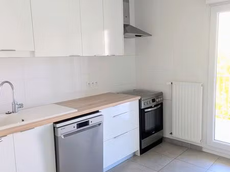 t2 57 m² – balcon, parking fermé, cave – excellent état – rillieux la pape - secteur polyc