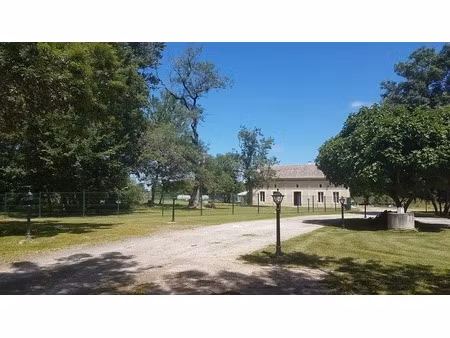 magnifique propriété - habitation de 456m² et hangar de 360m2 à saint christoly de blaye (