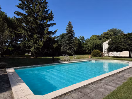 maison 250 m2 avec huit chambres, piscine, hangar et terrain