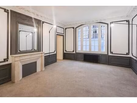 au coeur du 9ème arrondissement, une belle surface de bureaux en rdc : 176 m²