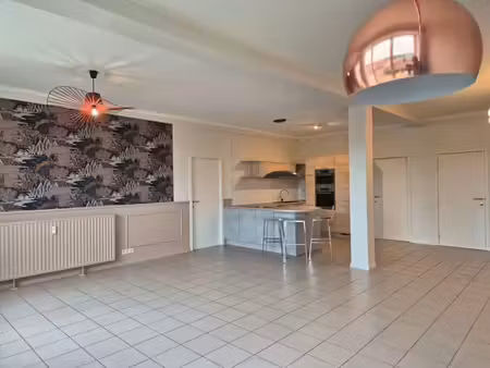 superbe et lumineux appartement offrant 3 ch