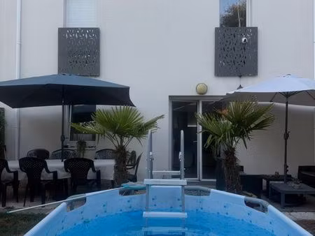 maison avec petite piscine