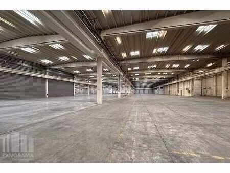 entrepôt logistique de 11.928 m² avec 116 m² de bureaux à...
