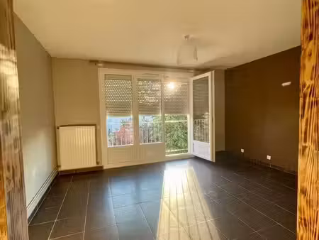 appartement 3 pièces lumineux – dernier étage – résidence sécurisée et verdoyante