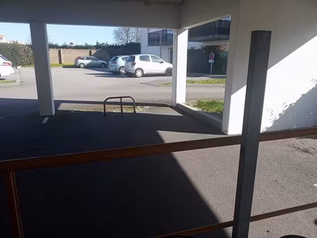 parking ext couvert pmr / sécurisé par barrière avec bip