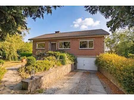 charmante maison de plain pied avec garages et grand jardin!