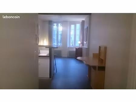 charmant studio refait à neuf au 1er étage d'un immeuble ancien de trois niveaux