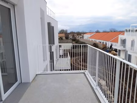 beau t2 avec balcon et parking à aytre