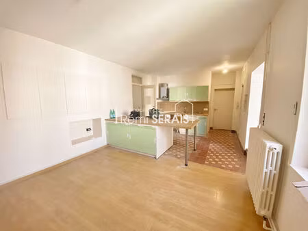 hyper centre argentan - appartement de type f4 avec cour (en travaux)