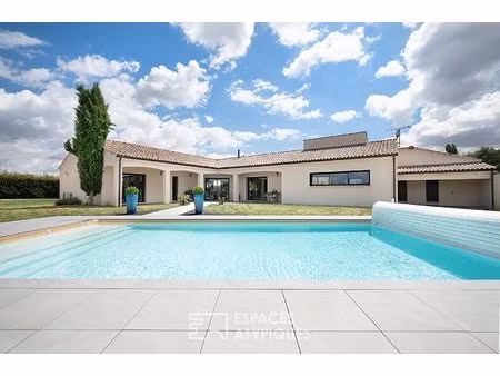 villa de plain-pied avec piscine tournée vers la lumière