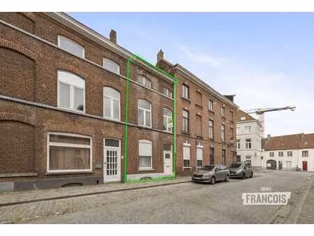 maison à rénover située le long des remparts de bruges